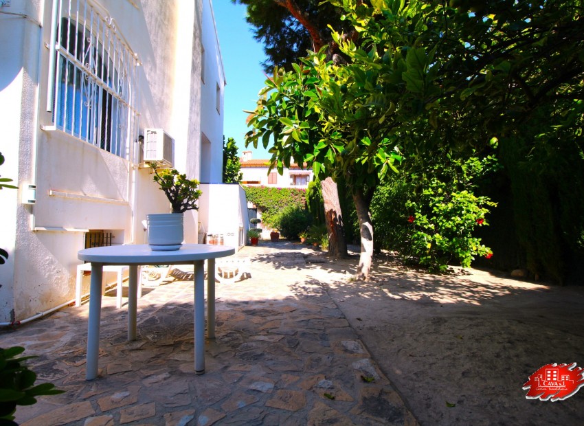 Resale - Bungalow -
San Juan - Pueblo